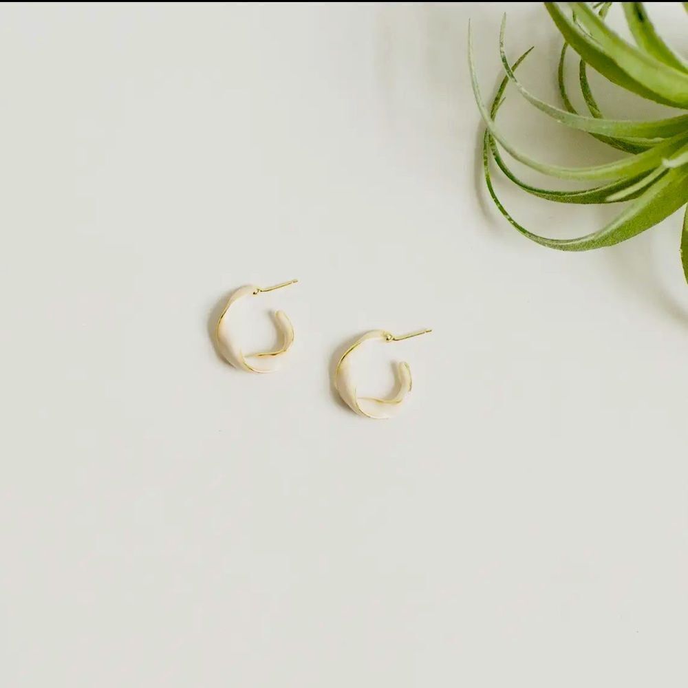 Small Twist Hoops